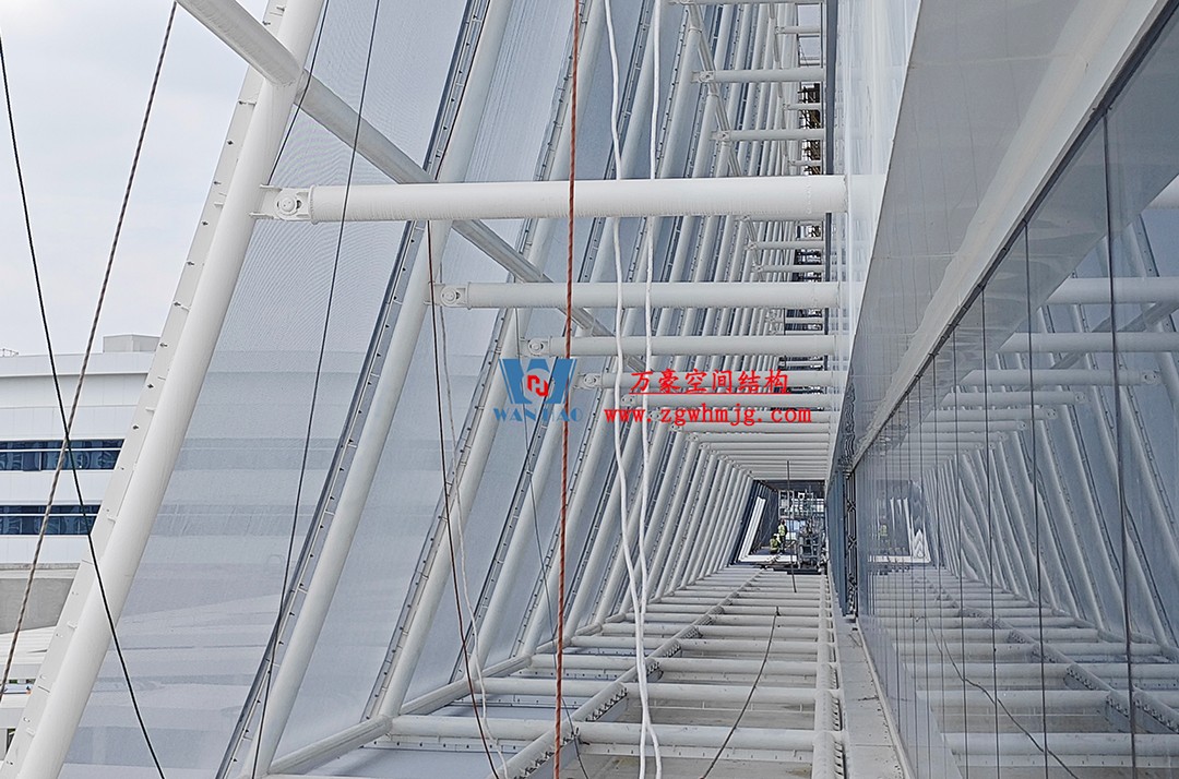 聚焦工程高質量建設，這個網格織物幕墻正在施工安裝中