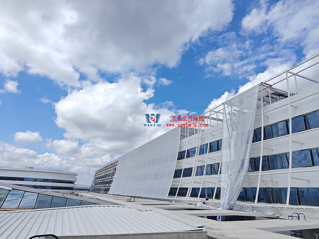 聚焦工程高質量建設，這個網格織物幕墻正在施工安裝中
